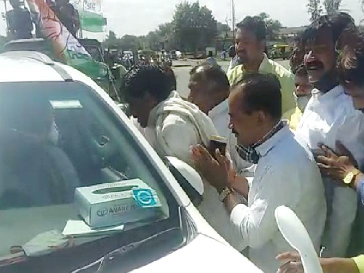 कार्यकर्ताओं से मिले और फिर नामांकन के लिए आगे बढ़े।