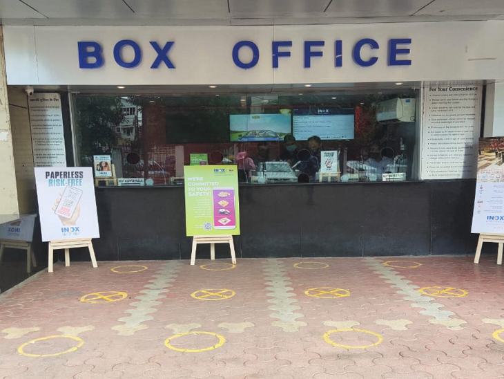 टिकट काउंटर के बाहर इस प्रकार से गोल घेरे लगाए गए।