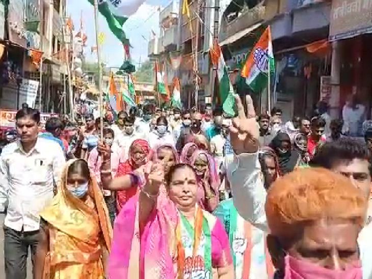 कांग्रेसियाें ने भी मास्क से दूरी बनाए रखी।