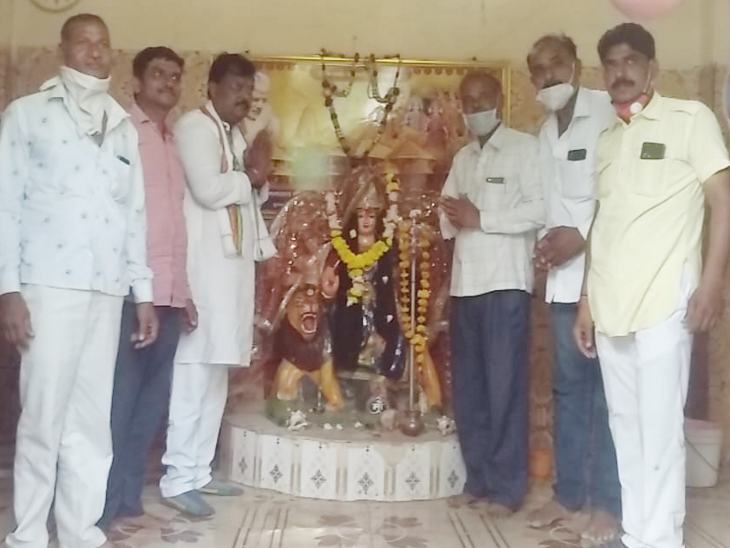 माता का आशीर्वाद लेकर गुड्‌डू नामांकन दाखिल करने रवाना हुए।