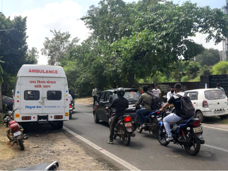 पुलिस शव को एंबुलेंस से पोस्ट मार्टम कराने के लिए ले गई है।