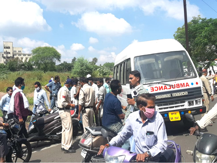 गौतम नगर के सामने घटना के बाद राहगीरों की भीड़ जमा हो गई।