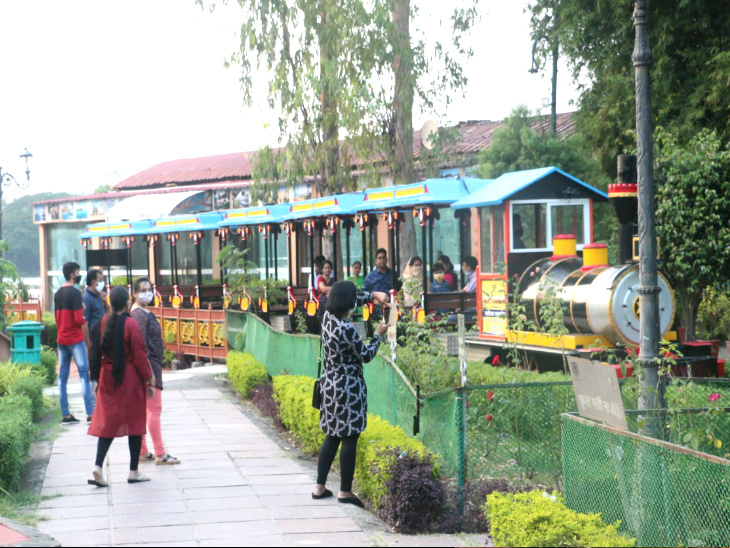 साढ़े छह महीने बाद खुले एंटरटेनमेंट पार्क में लोग पहुंचे और खूब एंज्वॉय किया।