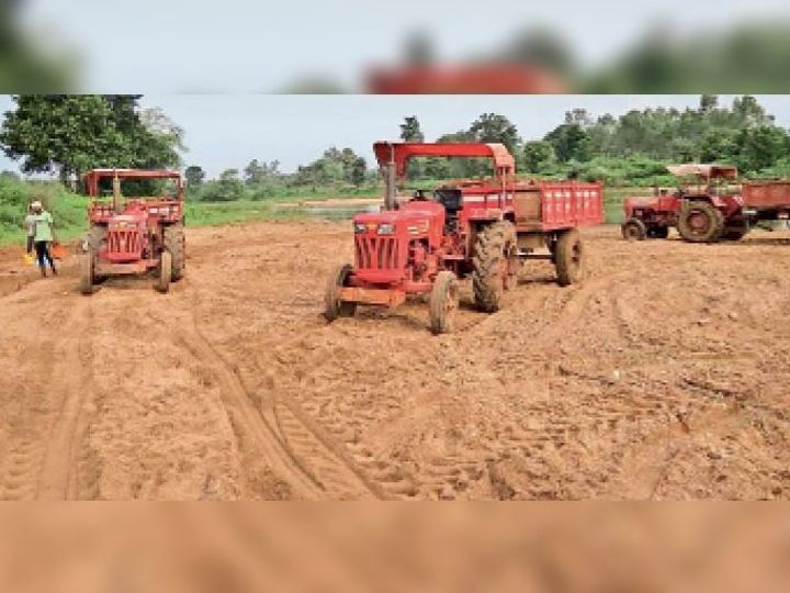 FIR on 9 people who have been stealing sand for 9 months, from February to October, work was going on