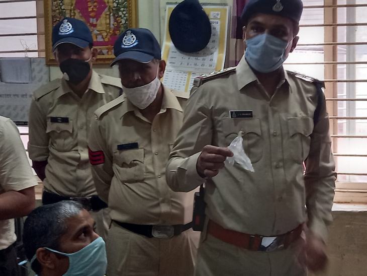 इसी प्रकार की प्लास्टिक की पोटली बनाकर झिंझर बेचते थे।