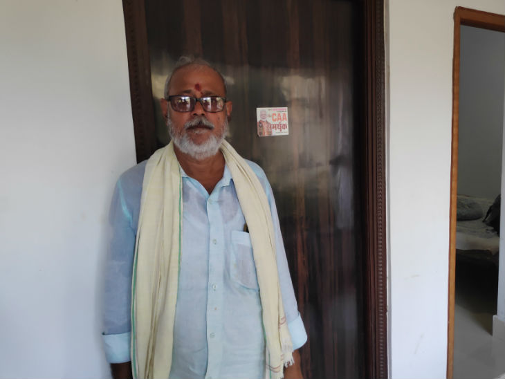 राजेंद्र सिंह के साथ ही भाजपाई से लोजपाई हुए राइस मिल के मालिक अशोक सिंह राय कहते हैं- का करें? हम त 1995 से ही बीजेपी के कार्यकर्ता हईं। अब अगर पार्टी हमारे कैंडिडेट का ही टिकट काट देगी तो ऐसी पार्टी में रहने से क्या फायदा।