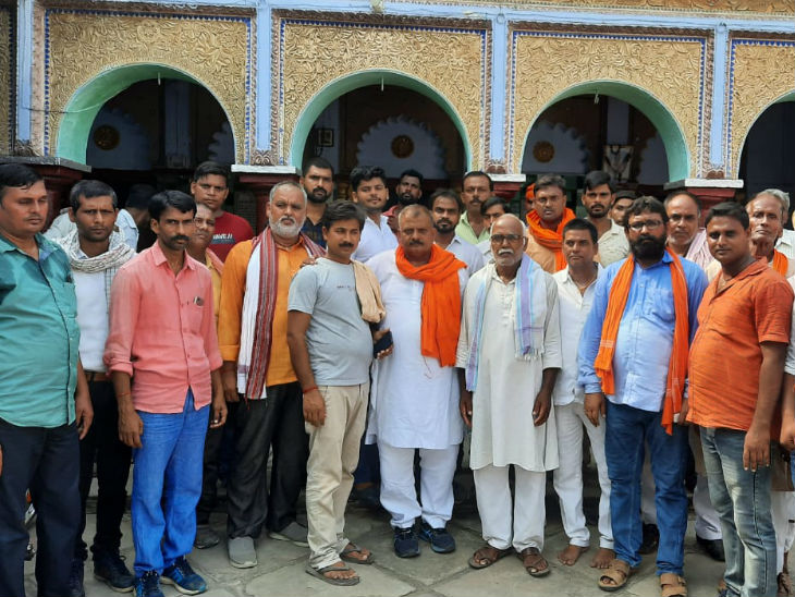 अपने समर्थकों और कार्यकर्ताओं के साथ राजेंद्र सिंह।