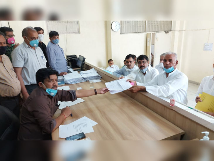 पंचायती उम्मीदवार के तौर पर डॉ. कपूर सिंह नरवाल का नामांकन दाखिल करवाते महम के निर्दलीय विधायक बलराज कुंडू।