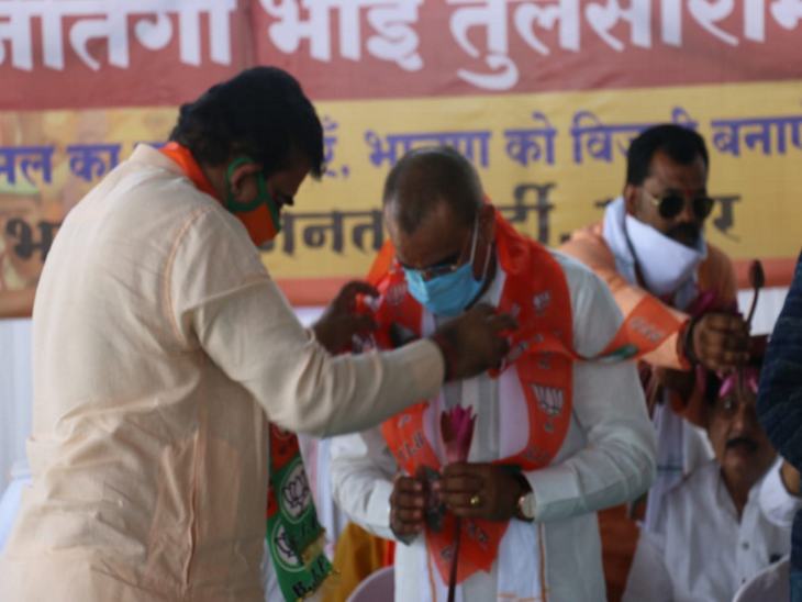 सांसद लालवानी ने मंच पर स्वागत किया।