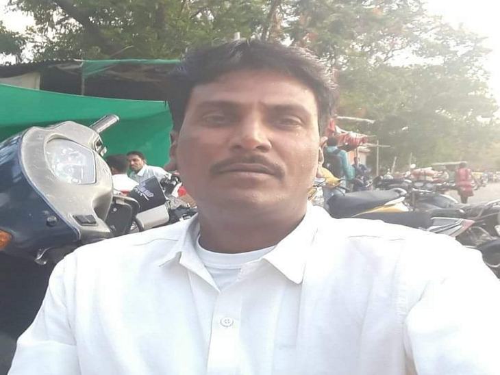 फरार निगमकर्मी आरोपी गब्बर को भी नौकरी से हटा दिया गया है।