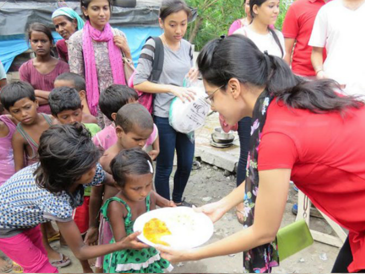 Feed the poor. Poor fabio. Feed the poor. Feeding the world. Человек дает еду.