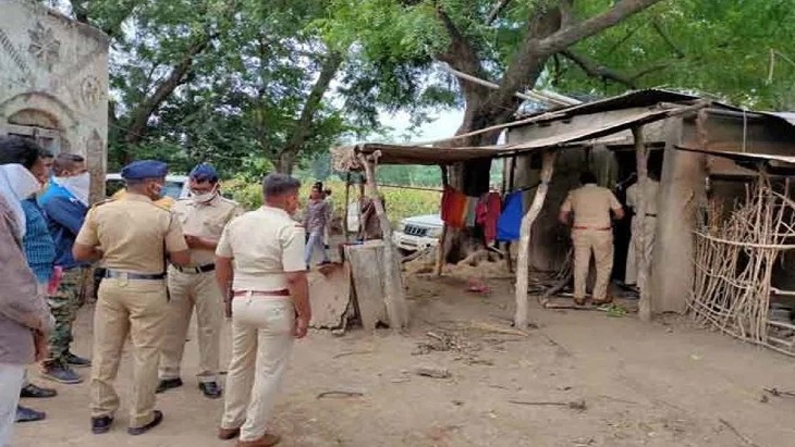 पुलिस मौके पर जांच करते हुए।