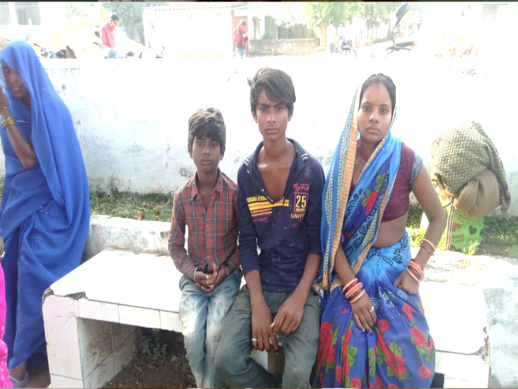 मृतका प्रमिला के पहले पति का बेटे ने बताया कि चाचा अपने दोस्तों के साथ आए थे और उन्होंने शराब पी थी, इसके बाद हमें बाहर निकाल दिया था।