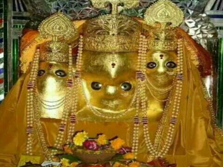 आगर मालवा जिले के नलखेड़ा स्थित विश्व प्रसिद्ध पीतांबरा सिद्ध पीठ मां बगलामुखी मंदिर में नवरात्रि के पहले दिन बहुत कम संख्या में भक्त पहुंचे।
