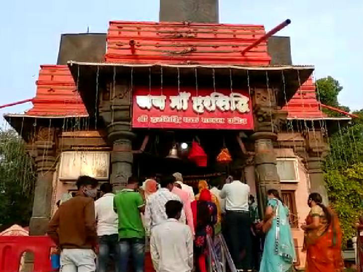 मां हरसिद्धि के दर पर सुबह से शाम तक भक्त पूजा करने पहुंचते रहे।