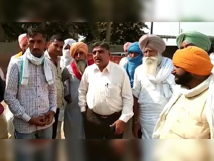 प्रशासन के खिलाफ रोष प्रदर्शन करते बाहर से आए चावलके ट्रकों को पकड़ने वाले किसान।