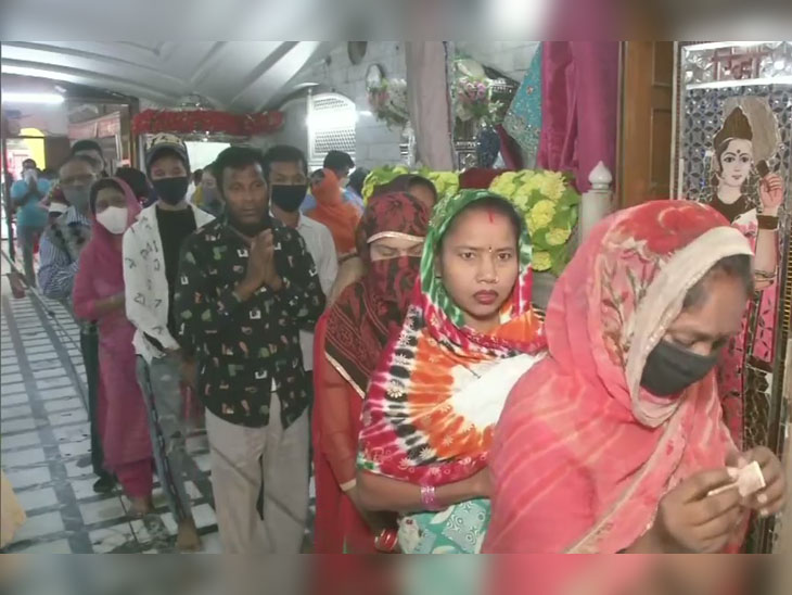 लुधियाना में जगराओं पुल के नजदीक स्थित दुर्गा माता मंदिर में श्रद्धालु लंबी कतारें लगाकर पूजा-अर्चना के लिए अपनी बारी का इंतजार करते रहे।