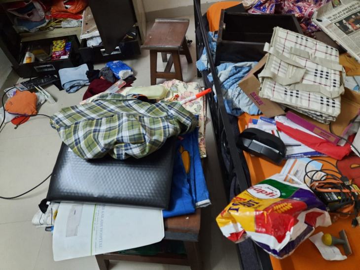 चोर पूरे घर में सामान बिखेर कर चले गए।