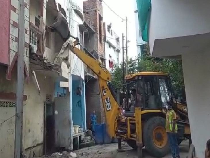 जेसीबी मशीन से पुलिस ने अवैध निर्माण को ढहा दिया।
