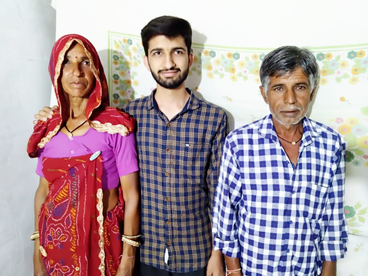 अनिल माता-पिता के साथ।