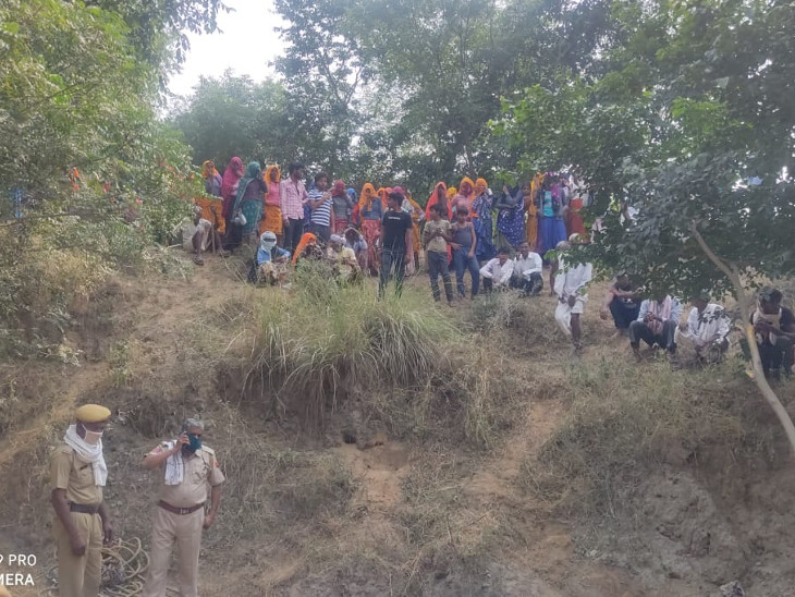 बोलवेल में गिरे बच्चे को निकालने के दौरान ग्रामीण मौके पर जुटे रहे।