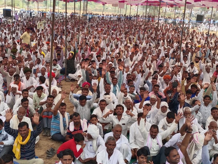 गुर्जर महापंचायत में आए लोग।