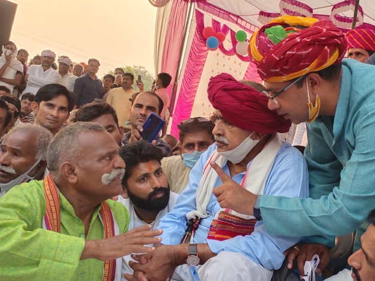 कर्नल बैंसला से चर्चा करते गुर्जर नेता।