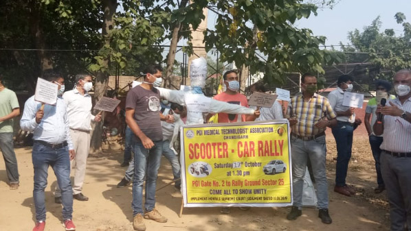 पीजीआई मेडिकल टेक्नॉलोजिस्ट एसोसिएशन ने अपनी मांगों को लेकर रैली निकाली