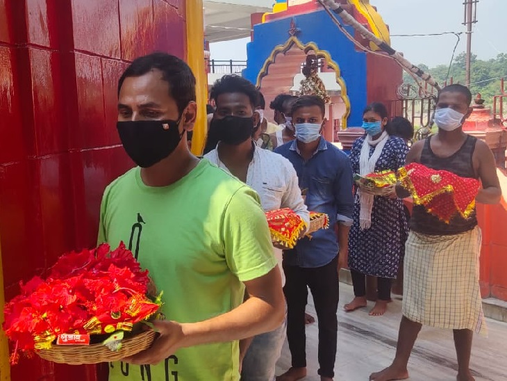 छिन्नमस्तिका मंदिर में पूजा के लिए पहुंचे श्रद्धालु।
