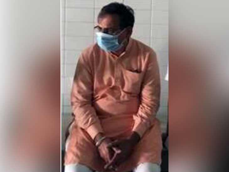 बेटी के द्वारा आत्महत्या का कदम उठा लिए जाने के बाद अस्पताल में बैठे पिता जगदीशा पाल।