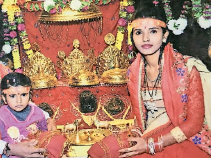 हत्या से पहले की वह आखिरी फोटो, जब प्रियंका ने पहले नवरात्र पर माता शैलपुत्री की पूजा-अर्चना की। बेटी दर्पण साथ ही बैठी थी। फिर न जाने क्यों उसी बेटी की जान ले ली।