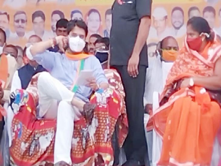 भाजपा प्रत्याशी सुमित्रा कास्डेकर के समर्थन में सभा की।