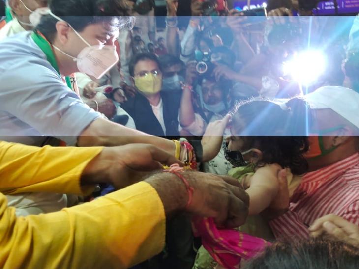 इंदौर के कंपेल में बच्ची को दुलासा और तिलक किया।