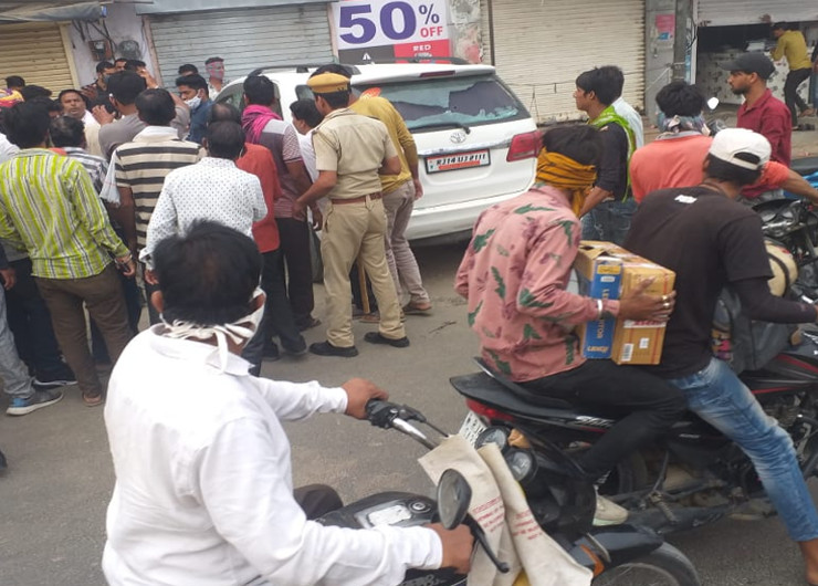 किशनगढ़ में दिनदहाड़े ताबड़तोड़ फायरिंग कर भागचंद चोटिया की हत्या के बाद बदमाश फरार हो गए। तब बाजार में स्थानीय लोगों की भीड़ इकट्ठा हो गई।