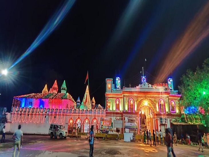 बस्तर के राजा के महल और मंदिरों को सजाया गया है।