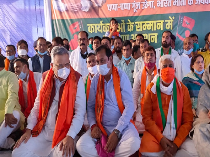 फोटो पाटन में चल रहे अनशन के दौरान की है। यहां बड़ी संख्या में भाजपा नेता पहुंचे थे।