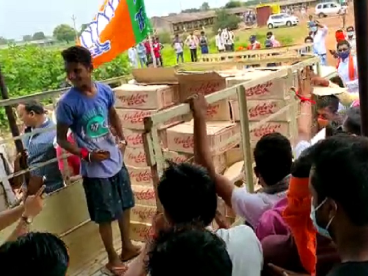 शराब दुकान खोलने के विरोध में भाजपा नेता पहुंचे थे, पुलिस ने इन पर लाठी चलाई थी इसी के बाद विवाद शुरू हुआ।