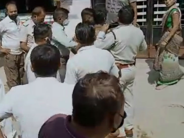 महेंद्र के घर के सामने परिजन पुलिस और लोगों का विरोध करते हुए।