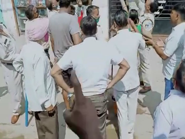 महेंद्र के छत पर चढ़ने के बाद लोगों ने उसका वीडियो बनाया।