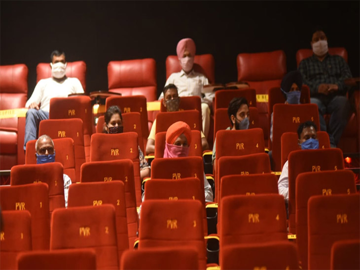 कोरोना वॉरियर्स फिल्म देखते हुए