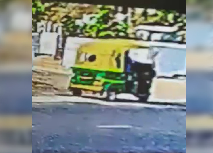 सड़क पर पहले से खड़ा ऑटोरिक्शा। जिसमें पैदल सड़क पार करने के बाद एक लुटेरा रुपयों से भरा बैग लेकर फरार हुआ।