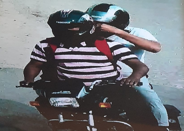 कार को लावारिस छोड़ने के बाद दो बदमाश एक मोटरसाइकिल से भागे। पुलिस का मानना है कि बदमाशों ने योजना के मुताबिक इस बाइक को पहले से मुहाना इलाके में खड़ी कर रखी होगी।
