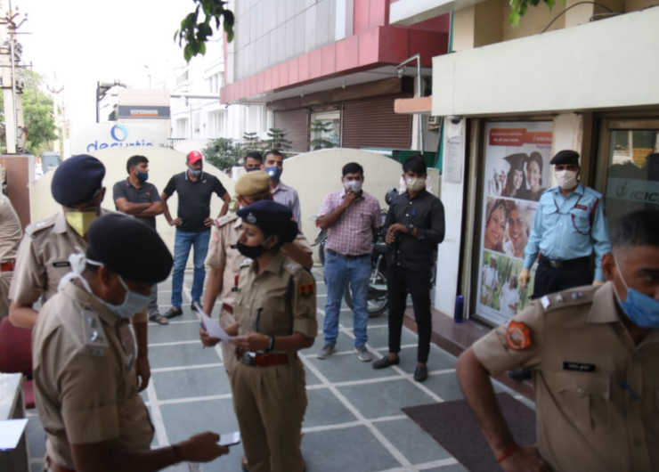 मानसरोवर के रीको एरिया में आईसीआईसीआई बैंक में साढ़े 31 लाख रूपए लूटने के बाद घटनास्थल पर पहुंचे डीसीपी मनोज चौधरी व अन्य अफसर