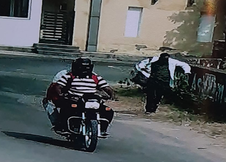 कार को छोड़कर भागने के बाद सीसीटीवी फुटेज में दो लुटेरे एक बाइक पर जाते नजर आए। वहीं, दूसरा लुटेरा रुपयों से भरा बैग लेकर पैदल चला। फिर शर्ट को उतारकर फेंकने के बाद वह ऑटोरिक्शा से भागा