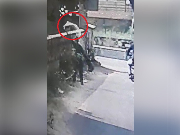 एक बदमाश लूटे गए रुपयों के बैग को लेकर पैदल चला। उसने शर्ट को खुद पर डाल लिया। बाद में, इस शर्ट को उतारकर एक खाली भूखंड में फेंक दिया।