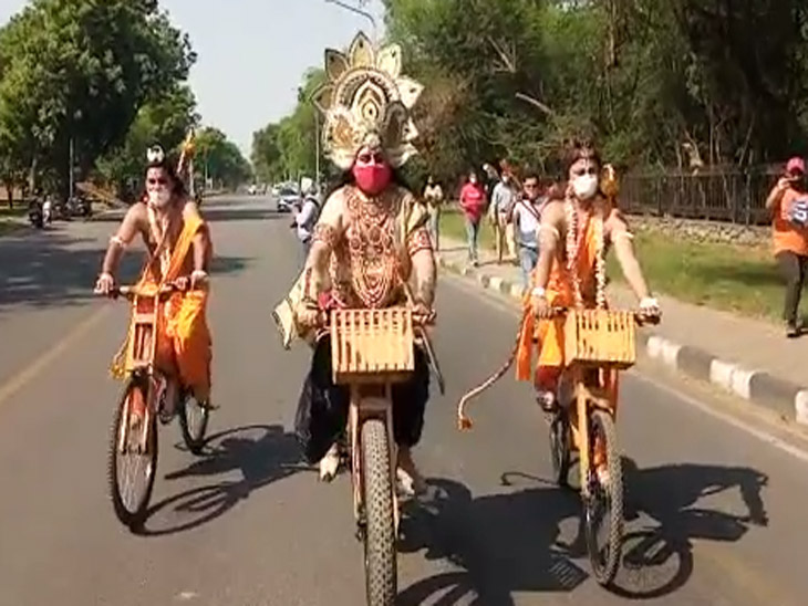 शहर में आज कई स्थानों पर जाकर रामलीला कलाकारों ने कोरोना से बचाव का मैसेज दिया