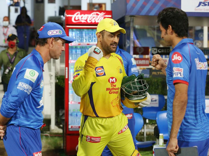 Chennai Super Kings captain Mahendra Singh Dhoni talking to Delhi Capitals chief coach Ricky Ponting and assistant coach Mohammad Kaif after losing the match.