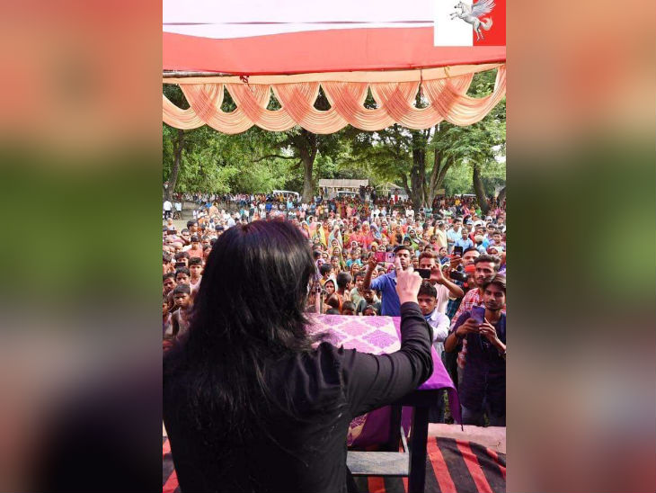 यह तस्वीर पुष्पम प्रिया ने 4 दिन पहले अपने फेसबुक पेज पर पोस्ट करते हुए लिखा है कि हम बिहारी है और यही हमारी पहचान है। तस्वीर चुनावी सभा की है।