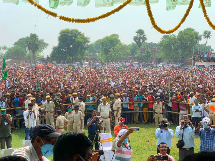 यह तस्वीर मोकामा में तेजस्वी की चुनावी सभा की है। सभा में उमड़ी भीड़ देखकर लग रहा है कि हालात सामान्य हैं, लेकिन कोरोना के बढ़ते मामले संक्रमण का खतरा बढ़ा रहे हैं।