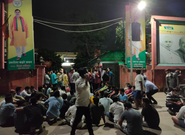 टिकट नहीं मिलने से नाराज कार्यकर्ताओं ने रविवार रात तक भाजपा के प्रदेश मुख्यालय पर पहुंचकर जमकर नारेबाजी की।